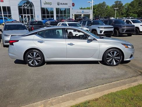 Used 2020 Nissan Altima 2.5 SL FWD image 13