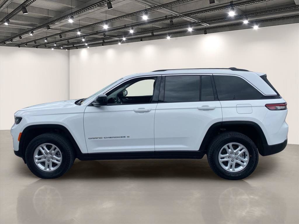 Used 2023 Jeep Grand Cherokee Laredo AWD/4WD image 4