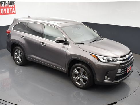 Used 2017 Toyota Highlander Limited Platinum image 35