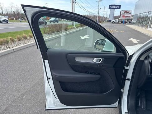 Certified 2025 Volvo XC40 B5 Core image 18