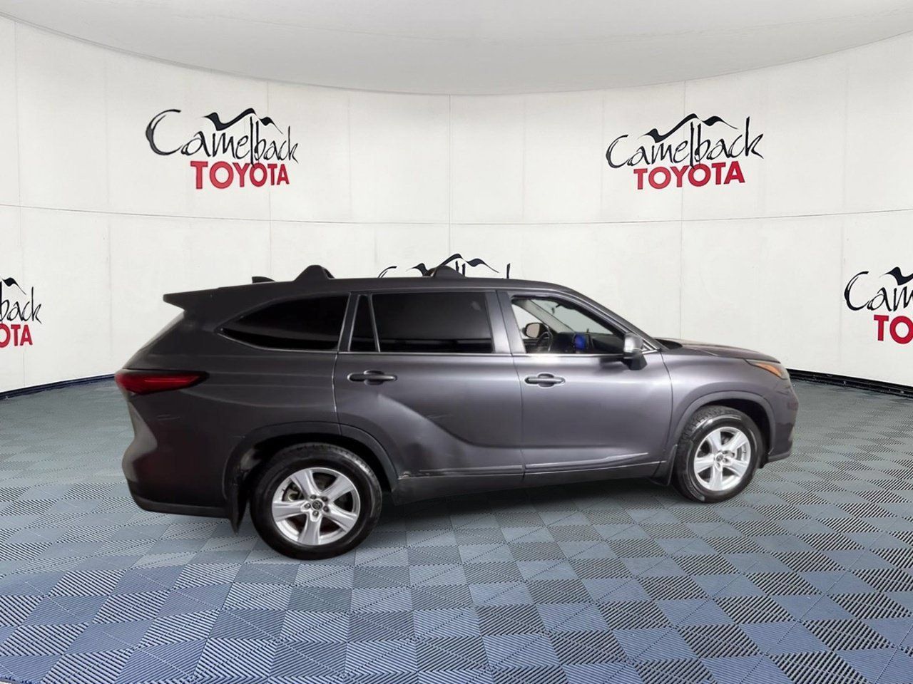 Used 2023 Toyota Highlander LE AWD/4WD image 3