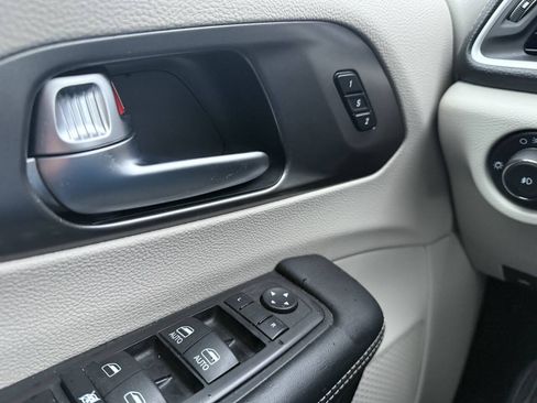 Used 2023 Chrysler Pacifica Touring-L AWD/4WD image 25