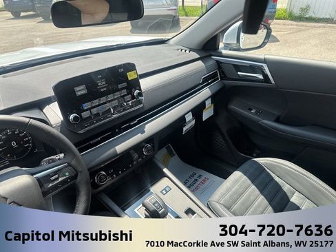 New 2025 Mitsubishi Outlander SE image 20