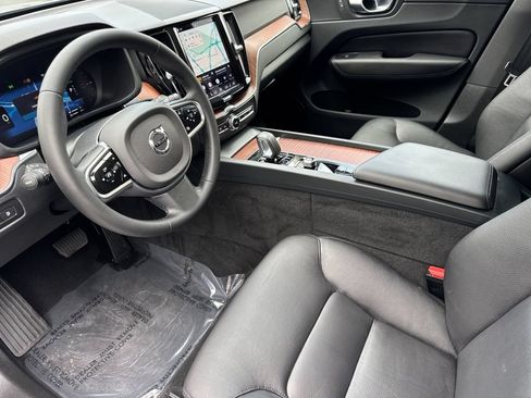 Certified 2023 Volvo XC60 T8 Plus AWD/4WD image 9