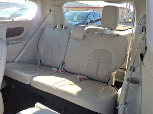 Used 2021 Chrysler Pacifica Touring-L image 7