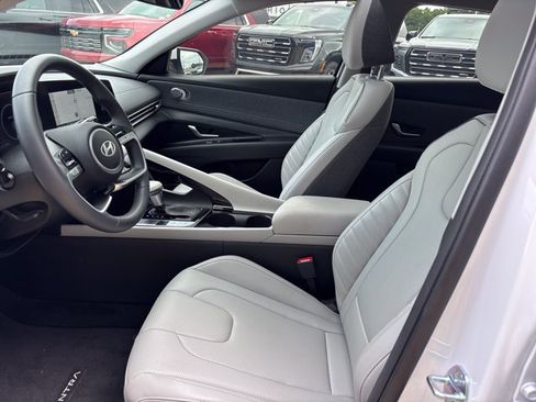 Used 2025 Hyundai Elantra Limited FWD image 12