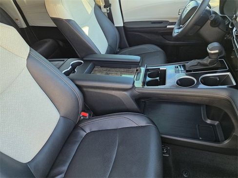 Used 2025 Toyota Sienna Platinum image 11