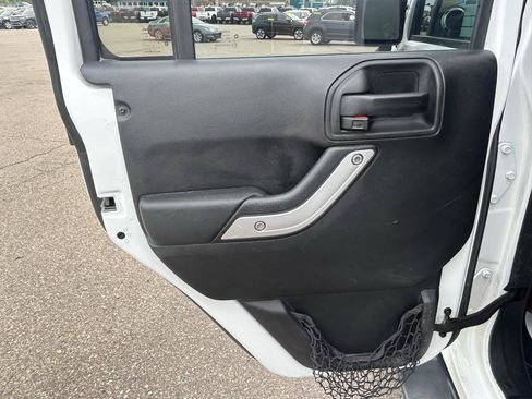 Used 2018 Jeep Wrangler Unlimited Sahara w/ Connectivity Group AWD/4WD image 13