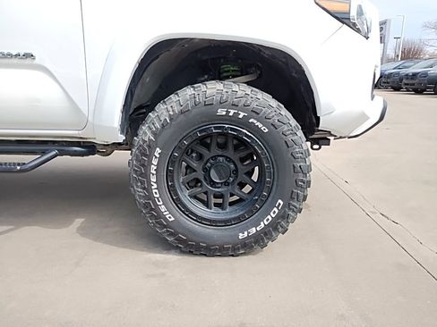 Used 2021 Toyota Tacoma TRD Sport w/ Technology Package AWD/4WD image 15