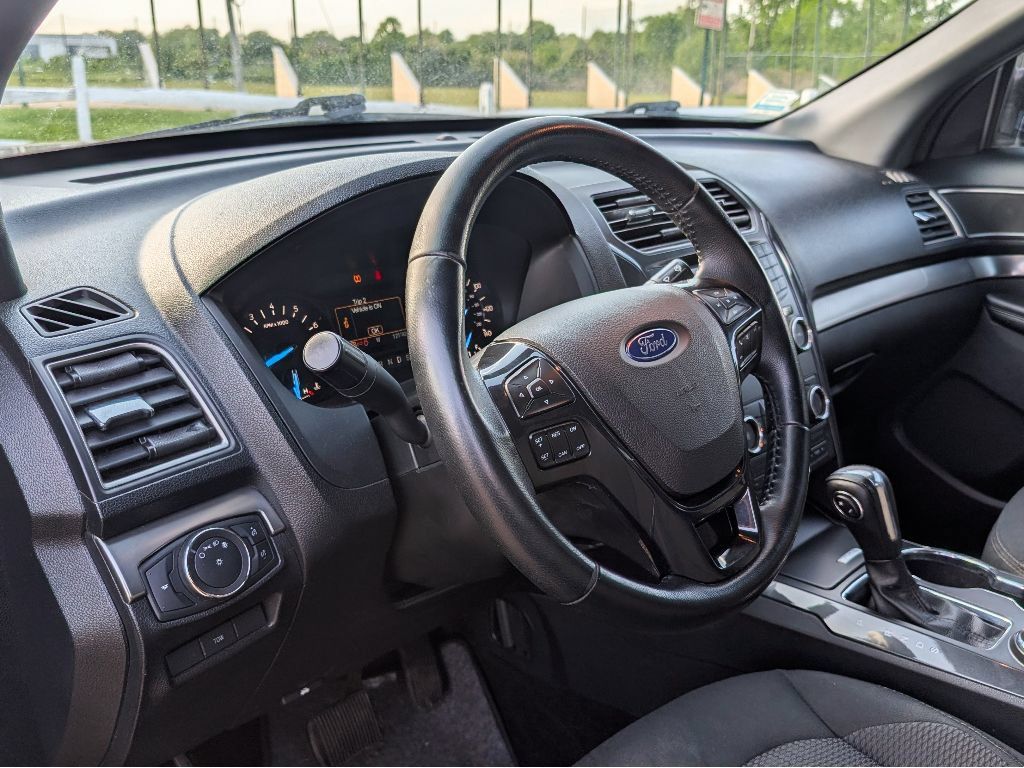 Used 2018 Ford Explorer XLT AWD/4WD image 20