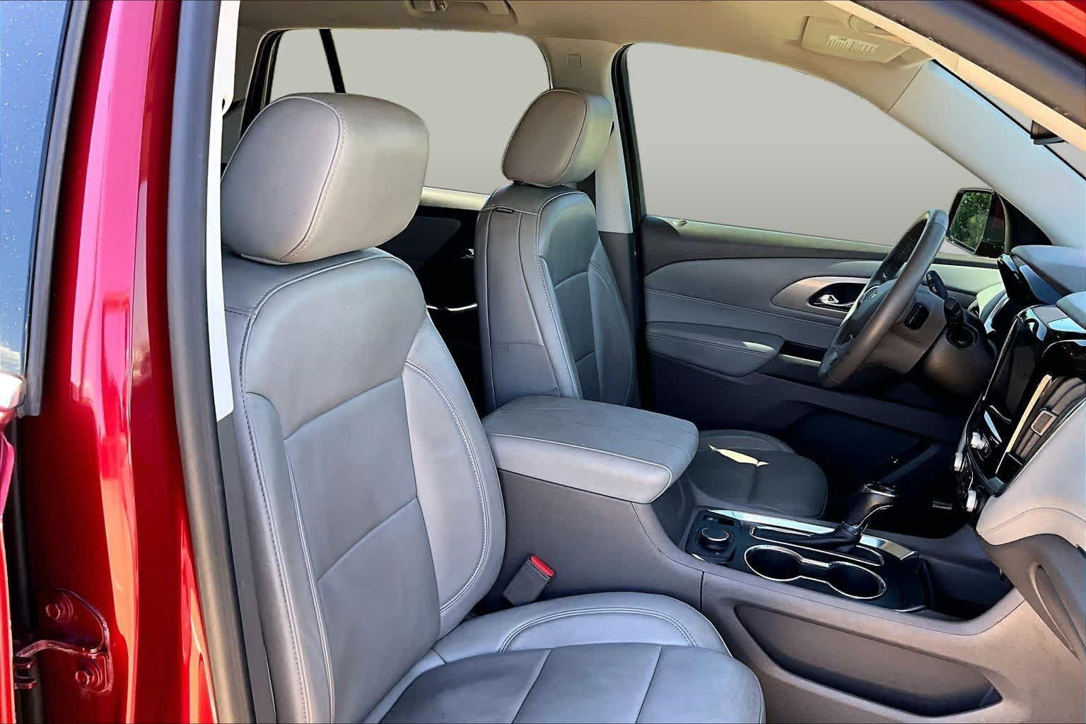 Used 2018 Chevrolet Traverse LT w/ LPO, Floor Liner Package FWD image 9