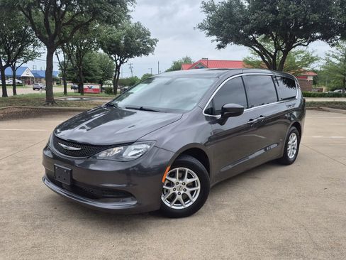 Used 2022 Chrysler Voyager LX image 1