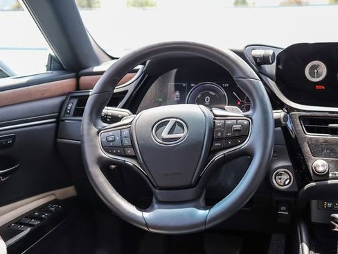 Used 2025 Lexus ES 300h w/ Premium Package FWD image 17