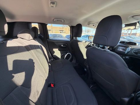 Used 2018 Jeep Renegade Altitude FWD image 9