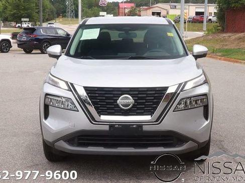 Used 2021 Nissan Rogue SV FWD image 2