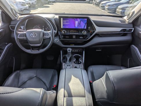 Used 2023 Toyota Highlander Limited image 29