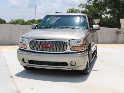 Used 2001 GMC Yukon XL Denali AWD/4WD image 16
