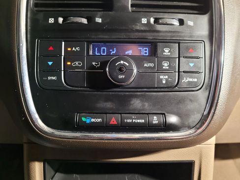 Used 2016 Chrysler Town & Country Touring image 27