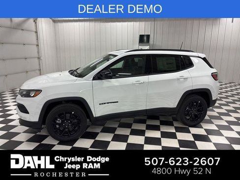 Used 2026 Jeep Compass Latitude AWD/4WD image 1