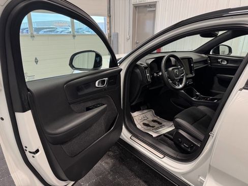 Used 2022 Volvo C40 P8 Recharge Ultimate image 9