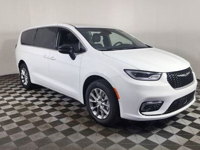 New 2026 Chrysler Pacifica Select