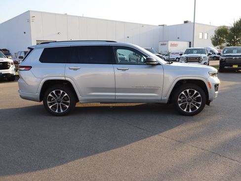 Used 2022 Jeep Grand Cherokee L Overland w/ Advanced Protech Group III AWD/4WD image 8