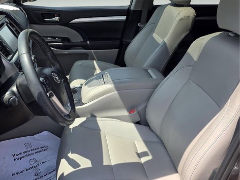 Used 2019 Toyota Highlander XLE AWD/4WD image 14
