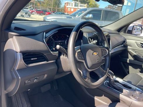 Used 2023 Chevrolet Traverse LT image 9