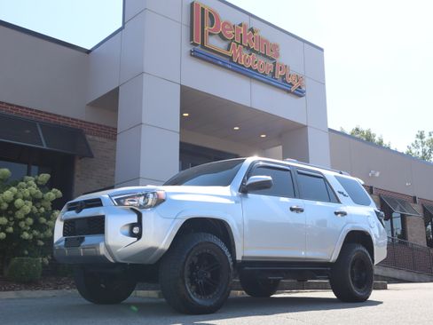 Used 2022 Toyota 4Runner TRD Off-Road AWD/4WD image 31