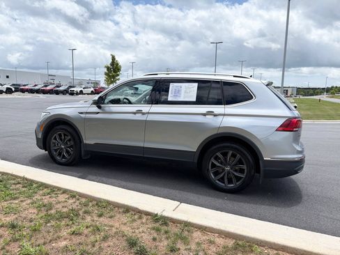 Used 2023 Volkswagen Tiguan SE w/ Panoramic Sunroof Package FWD image 5