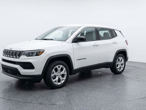 Used 2025 Jeep Compass Latitude AWD/4WD image 3