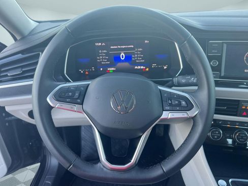 Certified 2022 Volkswagen Jetta SE image 16