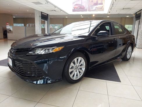 Used 2019 Toyota Camry LE image 3
