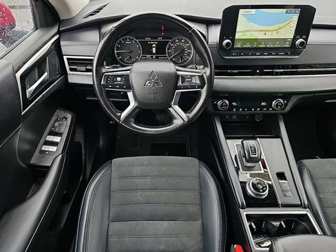 Used 2024 Mitsubishi Outlander SE image 13