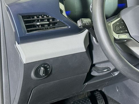 Used 2023 Volkswagen Taos SE w/ Panoramic Sunroof Package FWD image 16