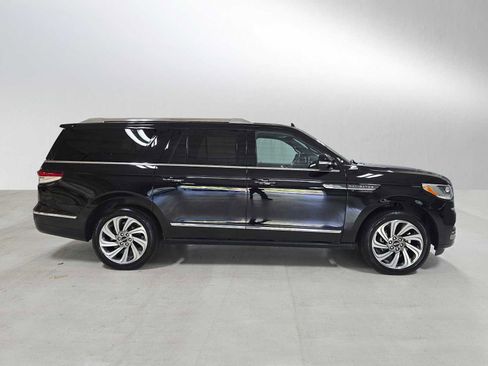 Used 2024 Lincoln Navigator L 4WD image 2