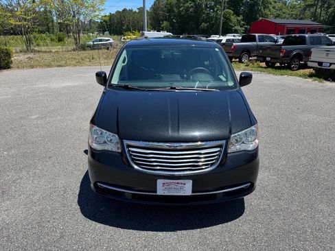 Used 2014 Chrysler Town & Country Touring FWD image 2