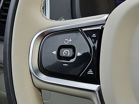 Certified 2023 Volvo XC90 B6 Plus image 22