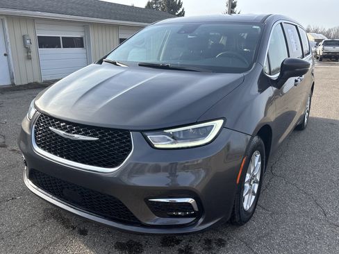 Used 2023 Chrysler Pacifica Touring-L image 9