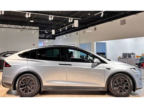 Used 2025 Tesla Model X image 10