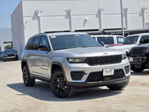 New 2025 Jeep Grand Cherokee Altitude image 7