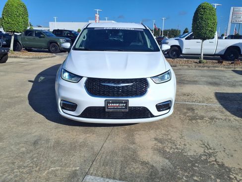 Used 2023 Chrysler Pacifica Touring-L FWD image 5