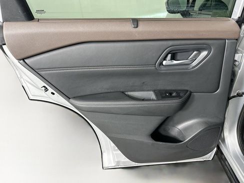 Used 2023 Nissan Rogue SV w/ SV Premium B Package FWD image 15