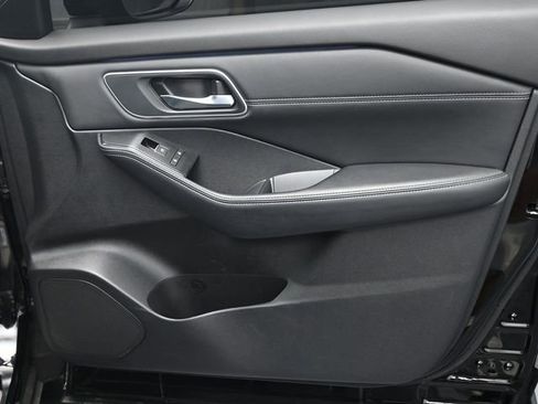 Used 2025 Nissan Rogue Platinum image 35