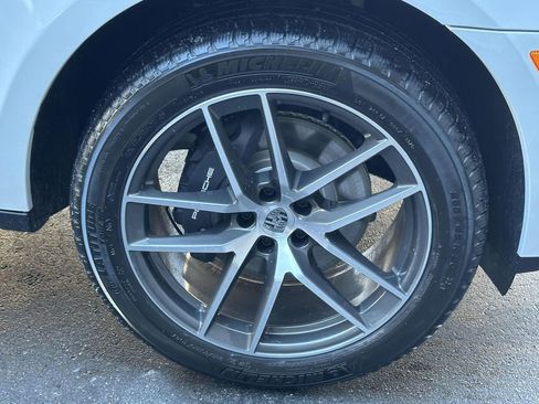 Used 2026 Porsche Macan AWD/4WD image 10