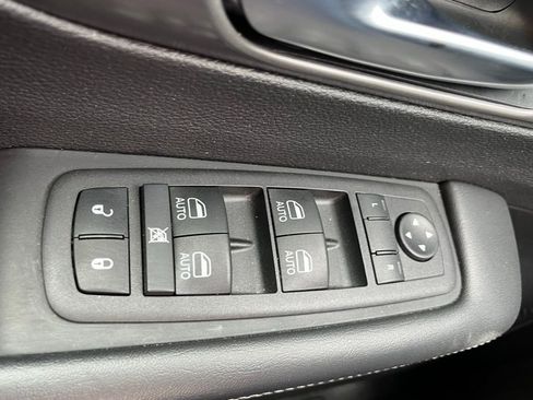 Used 2025 Chrysler Pacifica Select image 22