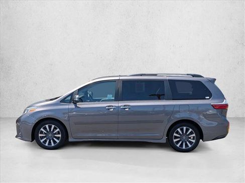 Used 2020 Toyota Sienna Limited w/ Carpet Mat Package FWD image 9