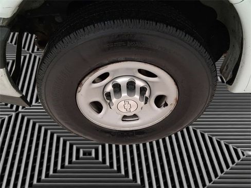 Used 2017 Chevrolet Express 3500 Extended image 9