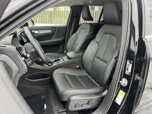 Used 2025 Volvo XC40 B5 Core image 15