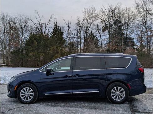Used 2018 Chrysler Pacifica Touring-L Plus image 4